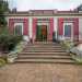 ... ci porta dinanzi al prospetto rosso della villa. Ledificio si sviluppa su un piano rialzato al quale si giunge attraverso una larga scala che conduce al ballatoio dingresso